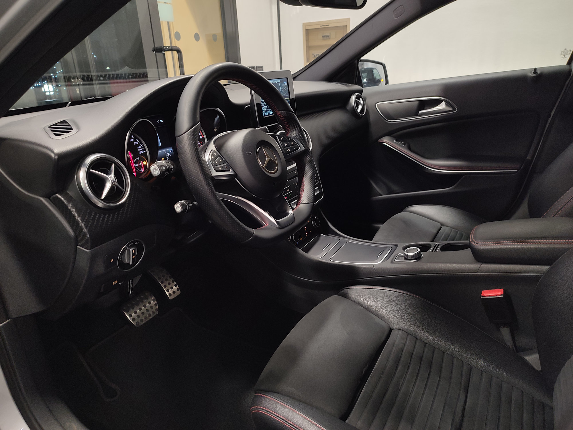 Mercedes-Benz Classe A 200d aut. Premium 4Matic - immagine 18